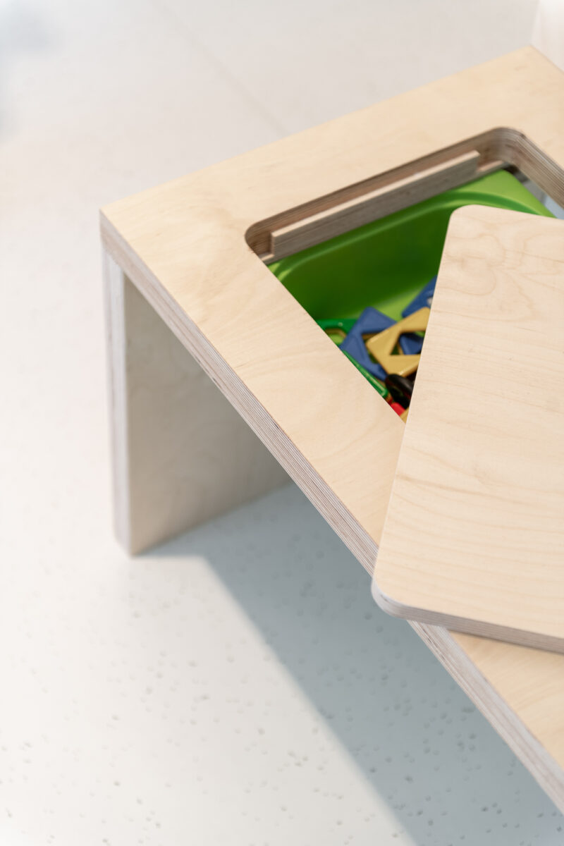 Zitbank speelgoedopberger wachtkamer huisartsenpraktijk De Blauwe Steen by Quality Living