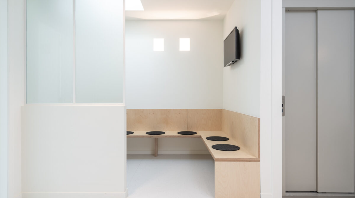 Wachtkamer zitbank dokterspraktijk De Blauwe Steen